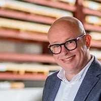 https://145157157.fs1.hubspotusercontent-eu1.net/hubfs/145157157/03.%20Portretten%20(Intern%20en%20Extern)/01.%20Qey%20Invest%20met%20achtergrond/Bijgesneden%20fotos/Arco-quote-biografie.webp