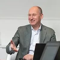 https://145157157.fs1.hubspotusercontent-eu1.net/hubfs/145157157/03.%20Portretten%20(Intern%20en%20Extern)/01.%20Qey%20Invest%20met%20achtergrond/Bijgesneden%20fotos/Arjan-quote-biografie.webp