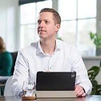https://145157157.fs1.hubspotusercontent-eu1.net/hubfs/145157157/03.%20Portretten%20(Intern%20en%20Extern)/01.%20Qey%20Invest%20met%20achtergrond/Bijgesneden%20fotos/Ewald-quote-biografie.webp