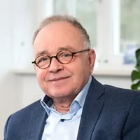 https://145157157.fs1.hubspotusercontent-eu1.net/hubfs/145157157/03.%20Portretten%20(Intern%20en%20Extern)/01.%20Qey%20Invest%20met%20achtergrond/Bijgesneden%20fotos/Koos-Blog.webp