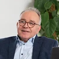 https://145157157.fs1.hubspotusercontent-eu1.net/hubfs/145157157/03.%20Portretten%20(Intern%20en%20Extern)/01.%20Qey%20Invest%20met%20achtergrond/Bijgesneden%20fotos/Koos-quote-biografie.webp