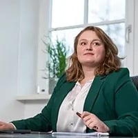 https://145157157.fs1.hubspotusercontent-eu1.net/hubfs/145157157/03.%20Portretten%20(Intern%20en%20Extern)/01.%20Qey%20Invest%20met%20achtergrond/Bijgesneden%20fotos/Quirine-quote-biografie.webp